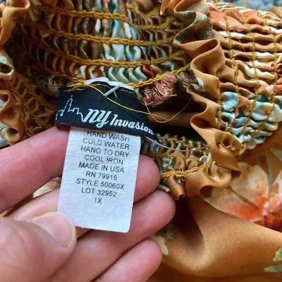 Golden floral tank with ruched neck! Size XL - Picture 3 of 3